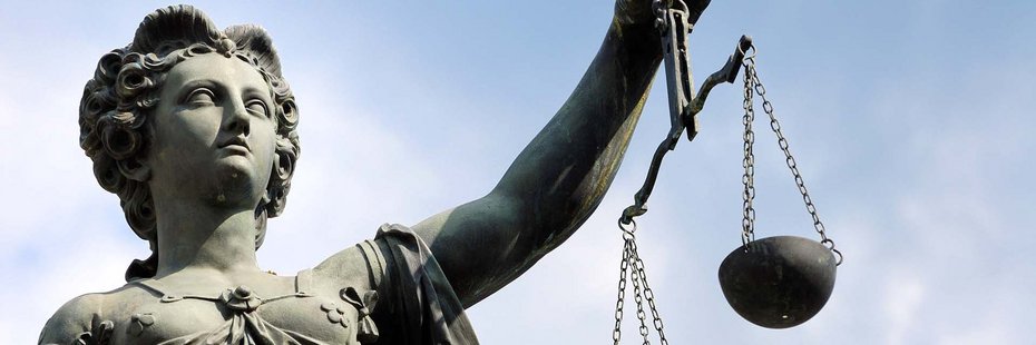 Justitia-Statue mit erhobenem Arm