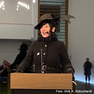 Friedhofsflüsterin Anja Kretschmer in schwarzem Gewand