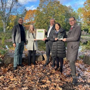 Übergabe des Memento-Preises auf einem Friedhof