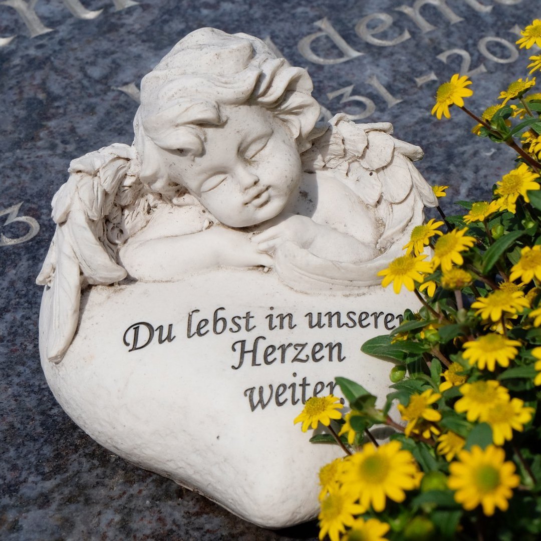 Grabschmuck aus Engel, Herz mit Aufschrift und Blumen