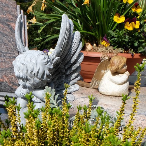 Engel und Blumen als Schmuck auf einer Grabstelle
